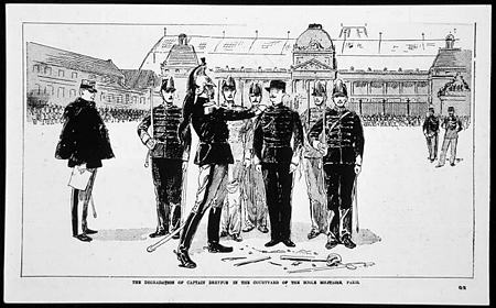 Dreyfus sendo despojado de sua patente militar, no pátio de Escola Militar em Paris. Reprodução fotográfica de desenho publicado no jornal inglês "Daily Graphic", de 07-01-1895. Original com parte do texto e legenda, p/b. Existem duplicatas no acervo, com legenda.